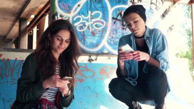 cep telefonu kullaranarak sıkılmış öğrenciler 