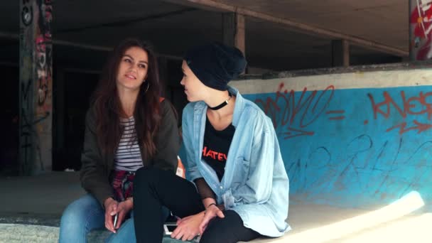 Friends sitting on a skateboard ramp — Stock Video