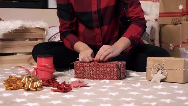 Mujer Haciendo Presente Navidad Sala Estar — Vídeo de stock