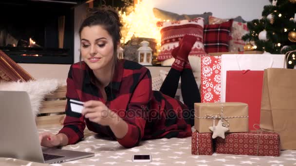 Wesoły Kobieta Przy Użyciu Karty Kredytowej Podczas Bożego Narodzenia Zakupy — Wideo stockowe
