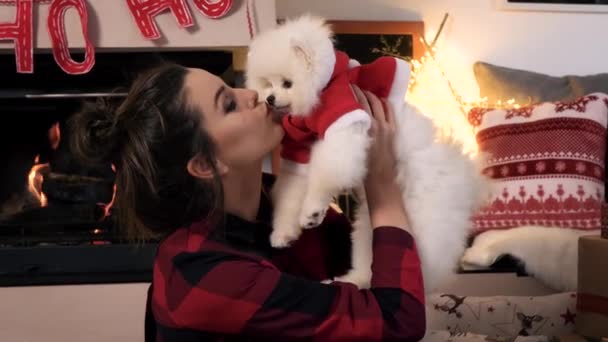 Mulher Alegre Beijando Seu Cão — Vídeo de Stock