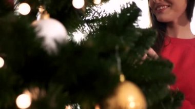 Noel Baba şapkası Noel top asılı olan kadın