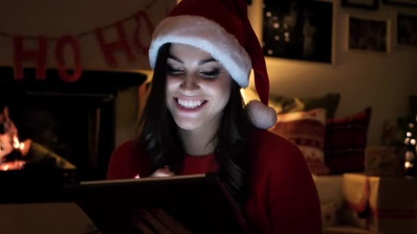 Mujer Alegre Usando Una Tableta Digital Noche — Vídeos de Stock