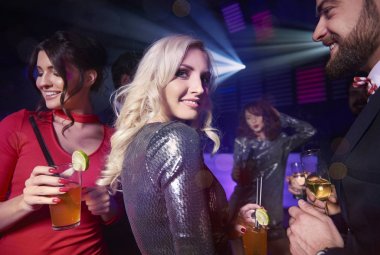 Alkol parti ile arkadaş grubu