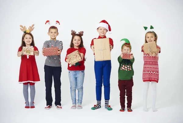 Shot Niños Mostrando Regalo Navidad — Foto de Stock