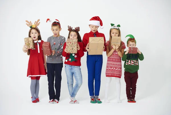 Niños Sorprendidos Mirando Regalo Navidad —  Fotos de Stock