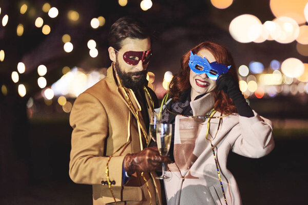 Друзья с маской и шампанским флейтой тост
 