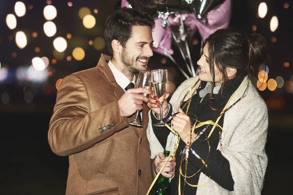 Pareja Enamorada Brindando Aire Libre —  Fotos de Stock