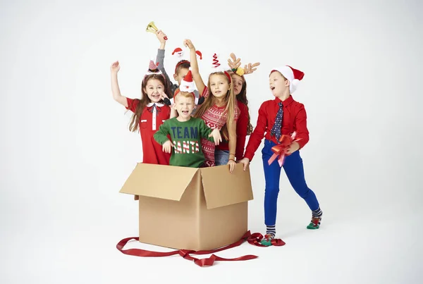 Ευτυχισμένα Παιδιά Είναι Καλύτερα Χριστούγεννα Παρουσίας — Φωτογραφία Αρχείου