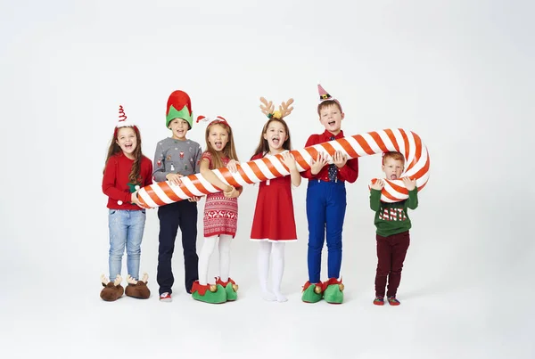 Niños Felices Sosteniendo Enorme Bastón Caramelo —  Fotos de Stock