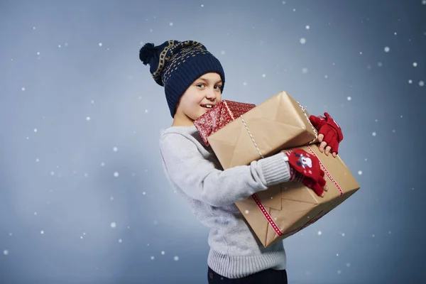 Sidovy Pojke Håller Julklapp — Stockfoto