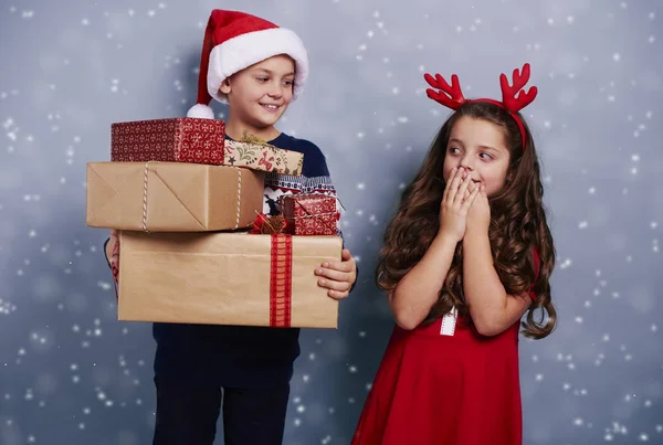 Felices Hermanos Con Montón Regalos Entre Nieve Cayendo —  Fotos de Stock