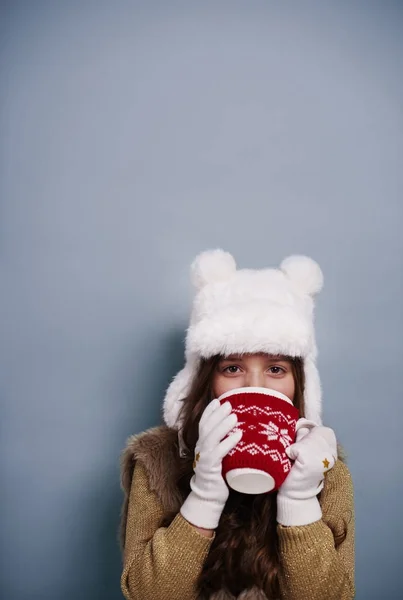 Warme Chocolademelk Drinken Studio Shot Meisje — Stockfoto