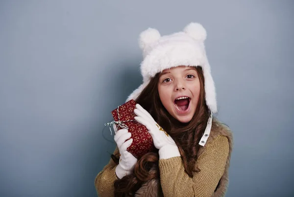 クリスマスの贈り物を楽しんで驚いて女の子 — ストック写真