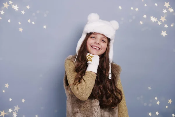 冬の帽子と手袋を持つ少女 — ストック写真
