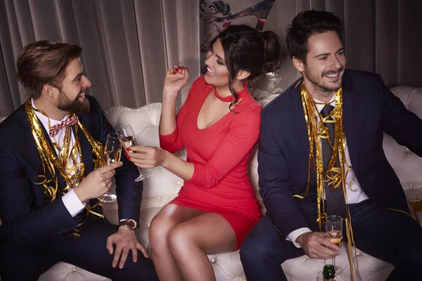 Kızartma ve flört neşeli arkadaşları 