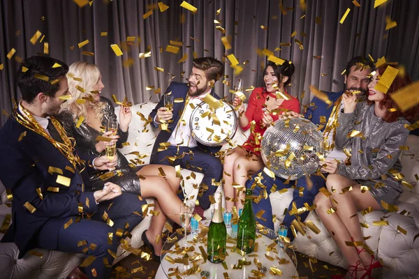 Şampanya kutlama ile mutlu arkadaşlar 