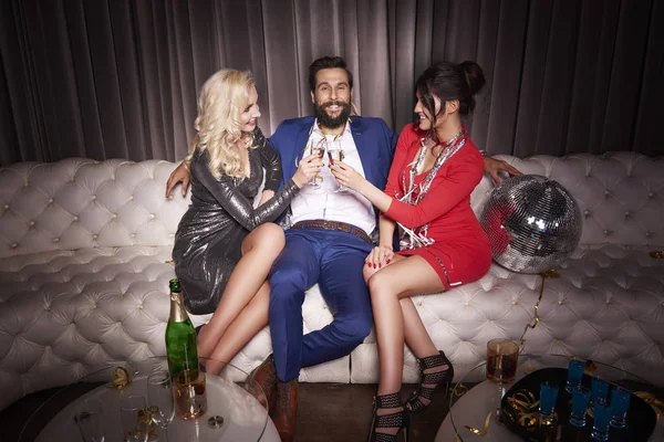 Yeni yıl ve bizim dostluk için içelim