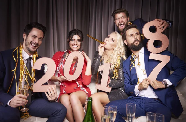 Grupo Amigos Espera Año Nuevo — Foto de Stock