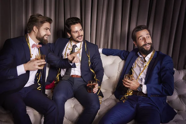 Uomini Eleganti Con Whisky Ammirando Donne — Foto Stock
