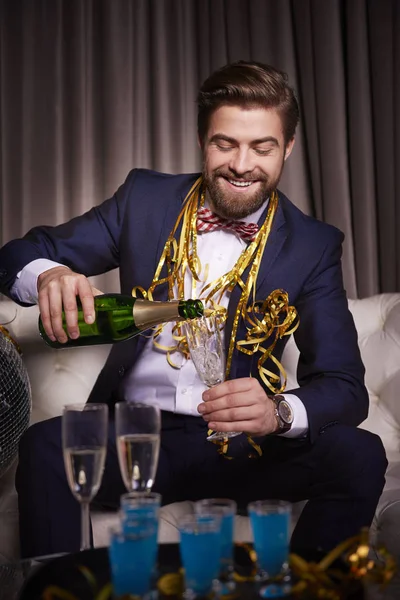 Fröhlicher Mann Der Eine Champagnerflöte Aus Champagner Gießt — Stockfoto