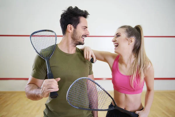 Squash Pár Flirtuje Kurtu — Stock fotografie