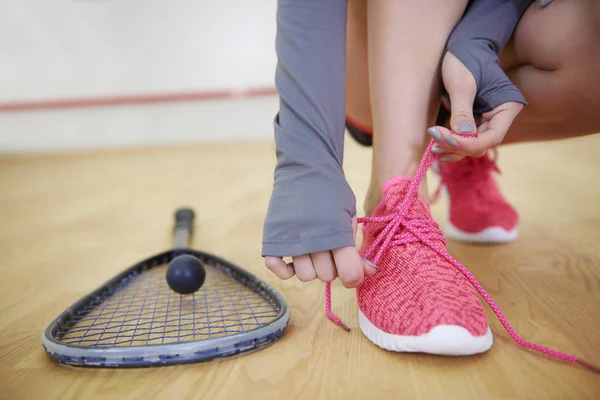 Gracz Kobiece Squash Wiązanie Butów Sportowych — Zdjęcie stockowe