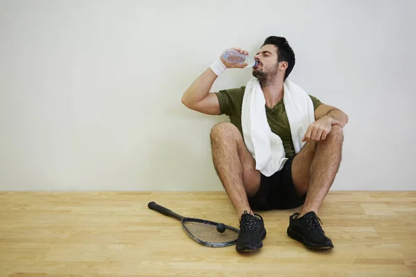 Mies Squash Pelaaja Juomavesi — kuvapankkivalokuva