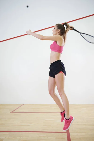 Squash Oyun Sırasında Bir Topa Vurmak Için Atlama Kadın — Stok fotoğraf