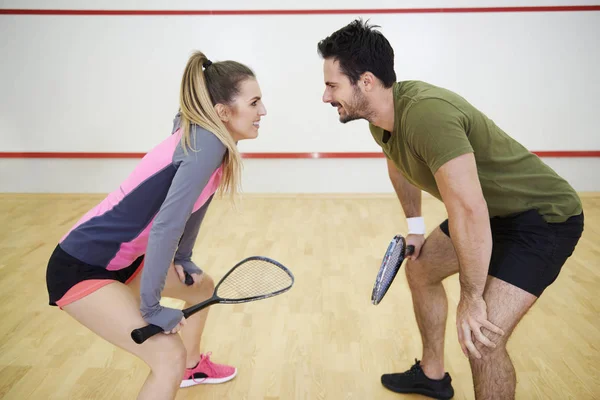 Fröhliche Mann Und Frau Beginnen Squash Spiel — Stockfoto