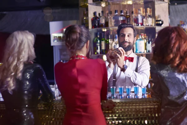 Rear View Bartender Preparing Cocktail Pretty Women — Stock Photo, Image