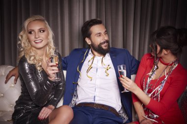 Kanepe, çekici kadınlarla oturan adam