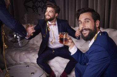 Gece kulübünde viski içme erkekler 
