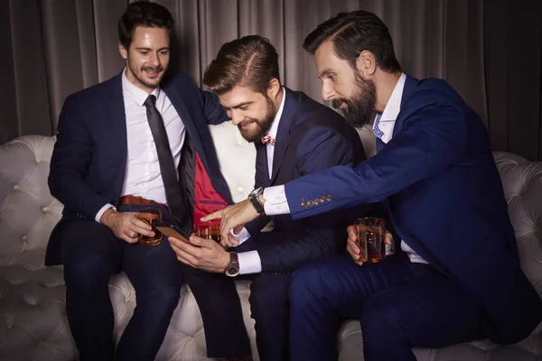 Amigos Masculinos Olhando Para Telefone Móvel — Fotografia de Stock