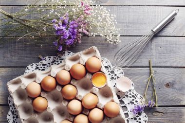 Koruyucu kutusunda tüm çiğ yumurta ile yarı kırık yumurta