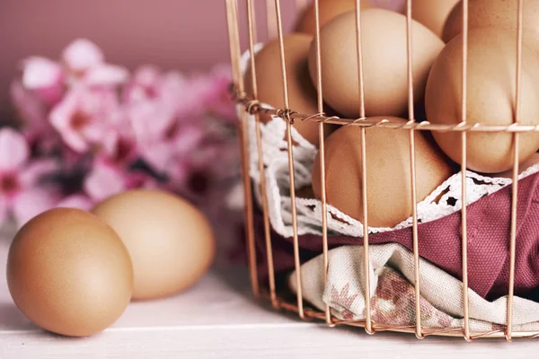 Eggs Wire Basket Table — Stock Photo, Image