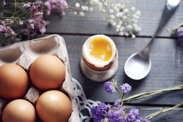 Kokt Ägg Äggkopp Med Ägg Låda Träbord — Stockfoto