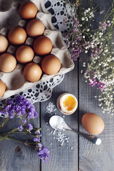 Telur Rebus Dalam Cangkir Telur Dengan Desain Bunga — Stok Foto