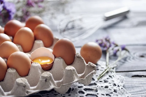 卵の箱で茶色の卵の間で壊れた卵 — ストック写真