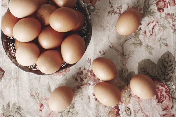 Braune Eier Schüssel Auf Tischdecke — Stockfoto