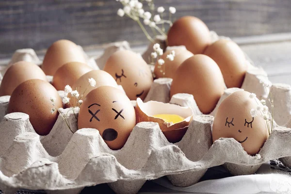 Яйця Смішними Обличчями Стоять Яєчній Коробці — стокове фото