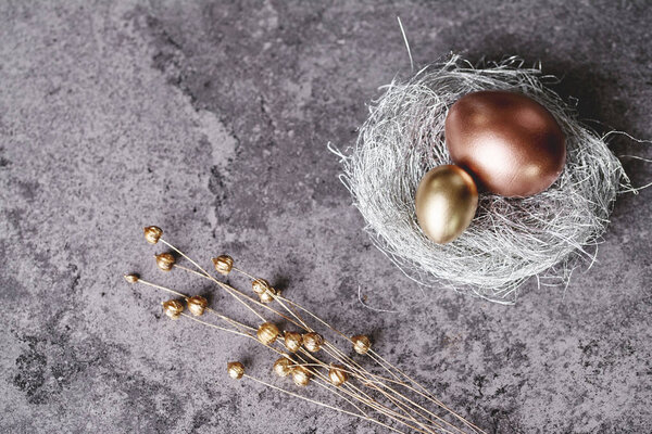 Complete easter decoration on table 