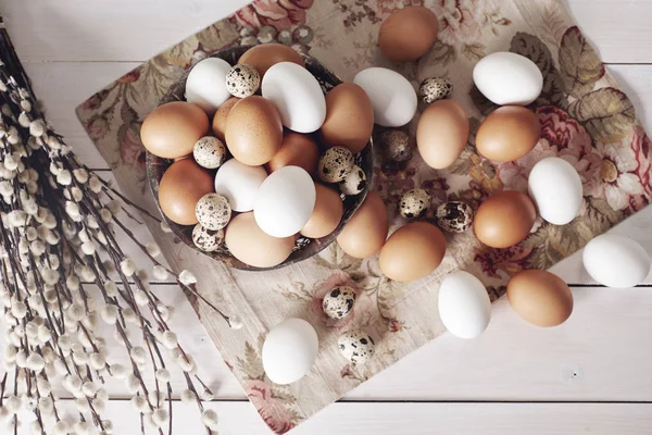 木桌上的不同种类的鸡蛋 — 图库照片