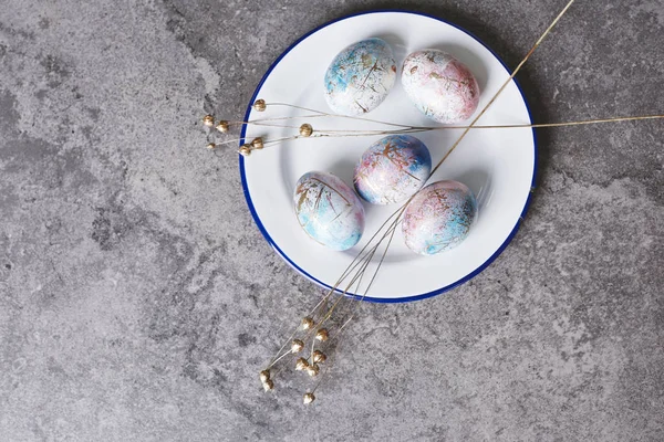 Oeufs Pâques Décorés Sur Une Assiette — Photo