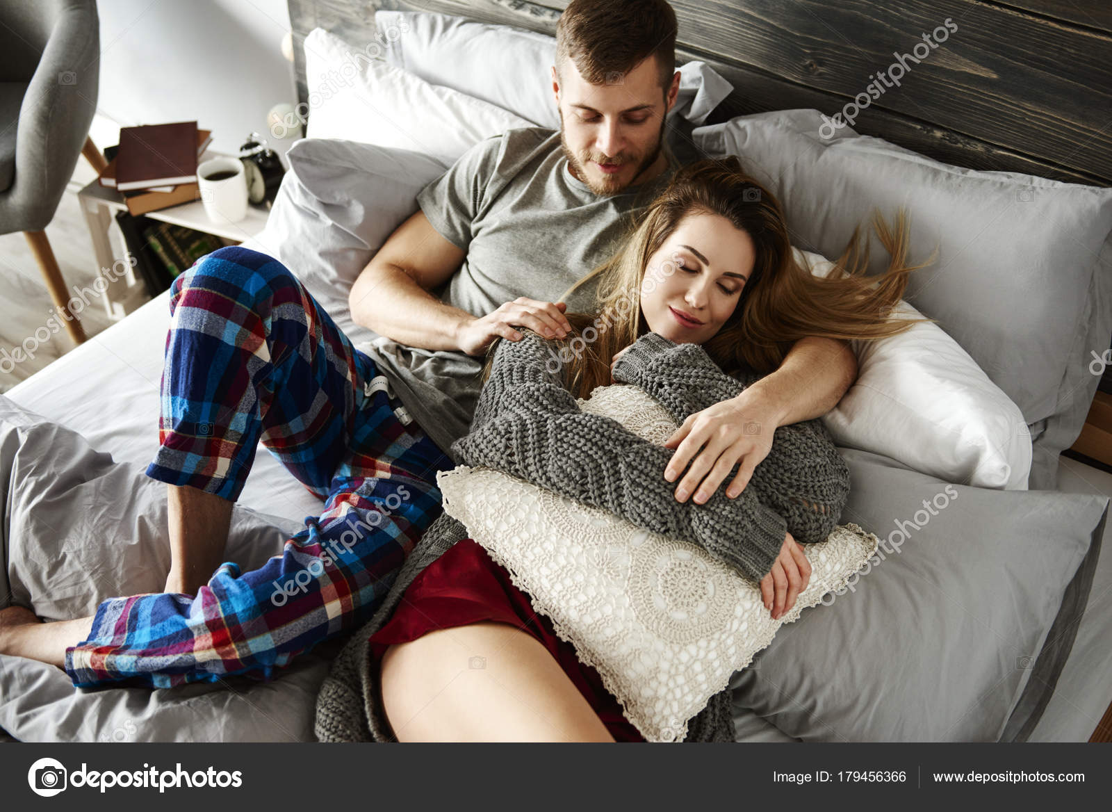 Pareja abrazado durmiendo en la cama fotos de stock, imágenes de Pareja abrazado durmiendo en la cama sin royalties | Depositphotos Pareja abrazado durmiendo en la cama fotos de stock, imágenes de Pareja abrazado durmiendo en la cama sin royalties | Depositphotos