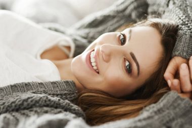 Neşeli kadın yatakta rahatlatıcı 