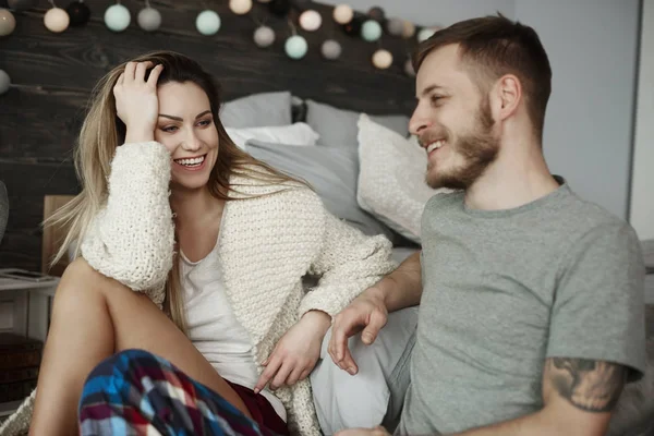 Casal Jovem Conversando Quarto — Fotografia de Stock