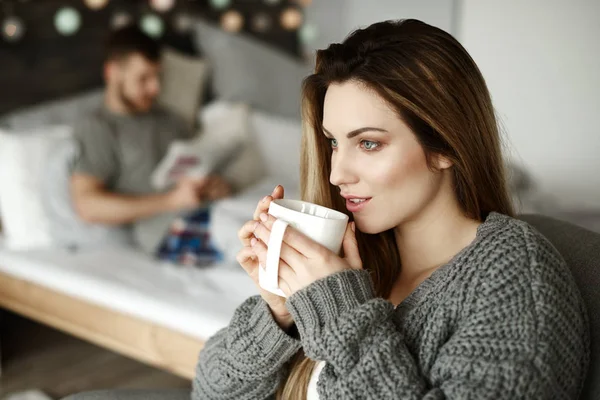 Vrouw Met Koffie Begint Haar Dag — Stockfoto