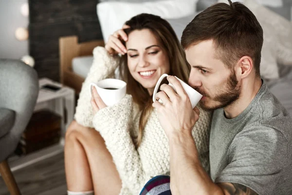 陽気な男と女の寝室でコーヒーを飲む — ストック写真