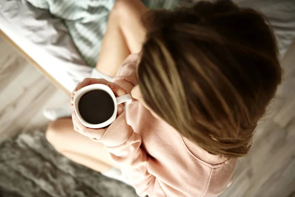 Kobieta Nie Poznania Picia Kawy Łóżku — Zdjęcie stockowe